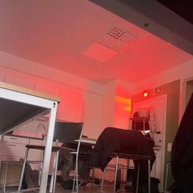 Žáci jsou schovaní ve třídách, kde svítí poplašný alarm.