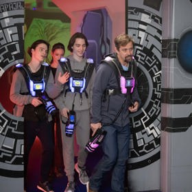 Petr Dvořák chce Magdu víc zapojit do dění v rodině, a tak všechny vezme na laser game.