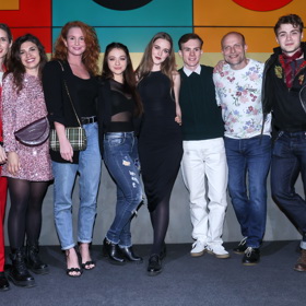 Partička ze seriálu ZOO, který teď diváci mohou na televizní obrazovce vídat denně.