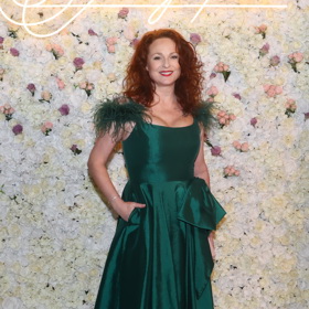 Markéta Hrubešová zvolila smaragdově zelené šaty klasického áčkového střihu s peřím na ramenou ze svatebního salonu Dáša.