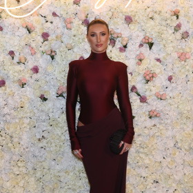 Taťána Makarenko oblékla bordó elastickou róbu s průstřihem na pravém boku.