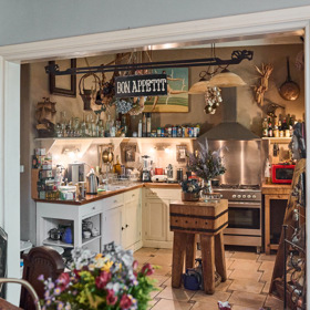 Pohled na kuchyni od jídelního stolu