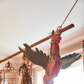 Klec bez ptáčka a dřevěný pták bez klece, originální výzdoba kuchyně