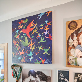 Obraz s ptáčky je dílem paní Chantal Poullain.