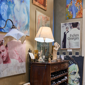 Taburetka v ložnici také nezůstala ušetřena drobností.