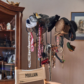 Věšák v ložnici slouží šperkům, bižuterii a kloboukům.