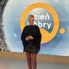 Zpěvačka nedávno zvolila punčochy ve vínovém odstínu s puntíky.