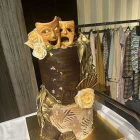 Nechyběl velký čokoládový dort s marcipánovými divadelními maskami.