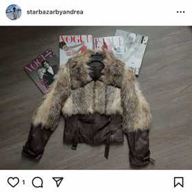 K šatům jsem přikoupila hnědou koženou bundu s kožešinou za 2 600 korun.