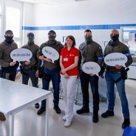 Kostní dřeň darovali i policisté.