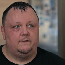 Tomáše z Ostravy uvěznila morbidní obezita v bytě.