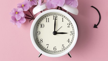 Změna času 2026: Letní čas začne 29. března, v neděli se hodiny posunou z 2:00 na 3:00