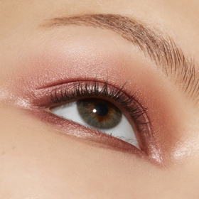 Zeleným očím zajistí jemný look zejména měděné odstíny. (Paletka očních stínů, MAC Cosmetics, 1 309 Kč)