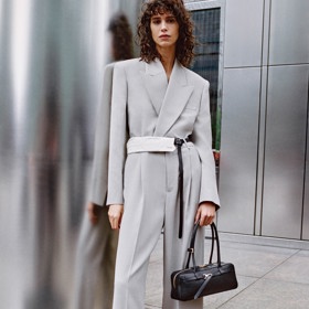 Pokud chcete vypadat žensky a přitažlivě, volte oblečení, které sedí vašemu typu postavy a dobře vám padne. (kostýmek Mango)