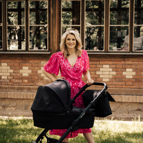 Lenka Špillarová s kočárkem.