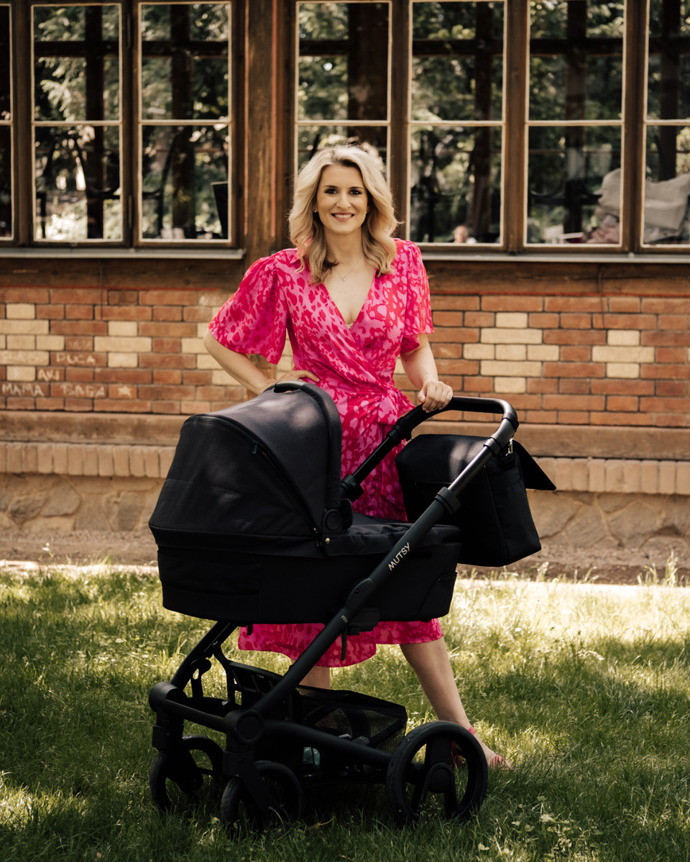 Lenka Špillarová s kočárkem.