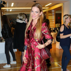 Andrea Verešová "mé šaty" vynesla do společnosti v roce 2018. Nazula k nim nachové kotníkové polobotky na podpatku a přidala koženou kabelku ve stejné barvě.