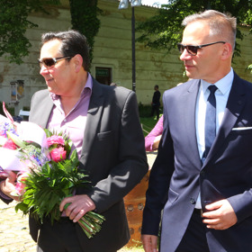 Pavla Vítka doprovázel na zádušní mši jeho životní partner Janis Sidovský.