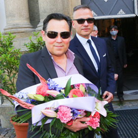 Pavel Vítek se přišel Evě Pilarové v roce 2020 naposledy poklonit na zádušní mši s velkou kyticí.