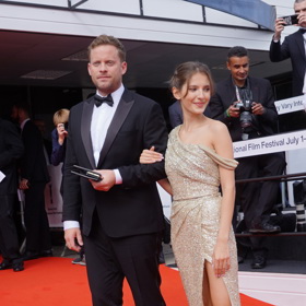 Sara Sandeva nosí modely od Herminy už roky. Tento model oblékla na karlovarském festivalu v roce 2022. 