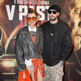 Sharlotu doprovázel manžel Lukáš Jirkovský, který se s ní vyladil - oblékl maskáče, které se k jejich stylu dokonale hodily. 