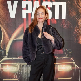 Hana Vagnerová oblékla černý kožíšek a doplnila ho černými culottes kalhotami. 