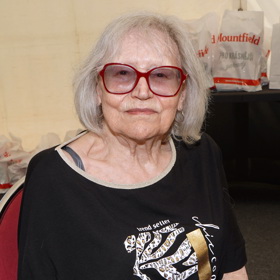 Zpěvačka je zvyklá nosit černé oblečení, které s červenými obroučkami skvěle ladí. 