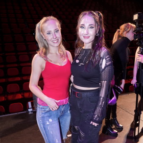 Natálka Grossová v muzikálu obléká pořádně roztrhaný crop top a černé kalhoty.