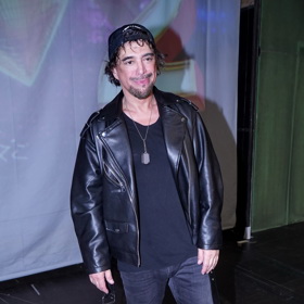 Sagvan Tofi oblékl svůj evergreen - tmavě šedé džíny, černé tričko, koženou bundu a bílé tenisky.