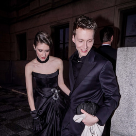 Mladý pár úspěch filmu Vlny pochopitelně prožíval a po přenosu ještě chvíli zůstali se svými přáteli.