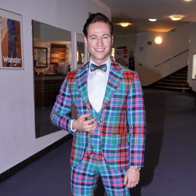 Zpěvák a herec Milan Peroutka se nebojí barev ani vzorů.