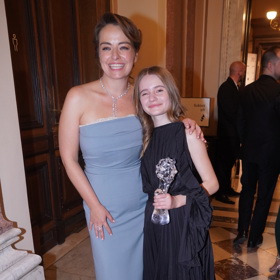 Dětská herečka pyšně pózuje s kolegyní Pavlou Beretovou, se kterou se dělily o roli Emy ve filmu Amerikánka.