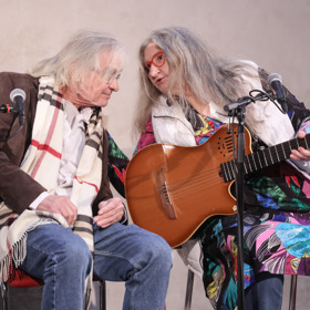 Hudebnice Dáša ráda vystupuje v barevných kouscích. 