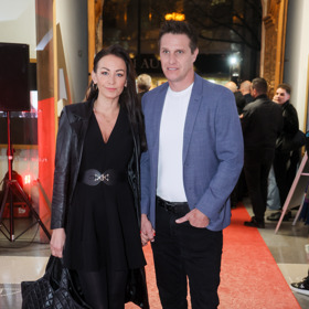 Agátu Hanychovou doprovázel její manžel Miroslav Dopita. Ten oblékl šedivé sako a nazul bílé tenisky. 