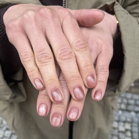 Něžné tóny růžové jsou pro soap nails typické.