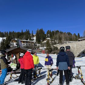 Hermann Koch (uprostřed) má v Obertauernu vlastní lyžařskou školu. Když se na svahu objevíte se snowbikem, každý ví, že je od Kocha.