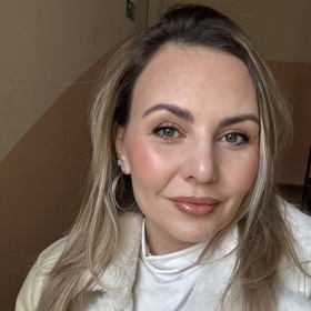 Takto vypadá třpytivá rtěnka v kombinaci s konturovací tužkou s celým líčením.