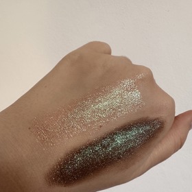 Kristina má odstín 030, jehož třpytky jsou kombinací zlaté a zelené, barva se mění podle světla a je těžké ji nafotit. Na snímku aspoň vidíte větší intenzitu na tmavém stínu, což je naživot více patrné.