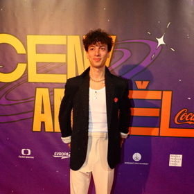 Herec Jan Cina má osobitý módní styl. Dobře ví, že nadčasové kousky jako saka a dobře padnoucí kalhoty jsou nezbytnou součástí stylového pánského šatníku.