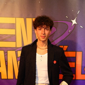 Jan Cina se nebojí pracovat s každým detailem a kombinovat výraznější střihy a barvy i svůj outfit vyšperkovat nepřehlédnutelnými doplňky.