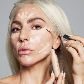 Na projasnění pleti volte korektor klidně až o dva odstíny světlejší, než je váš make-up. Triclone Skin Tech Hydrating Concealer with Fermented Arnica, Haus Labs, 850 Kč