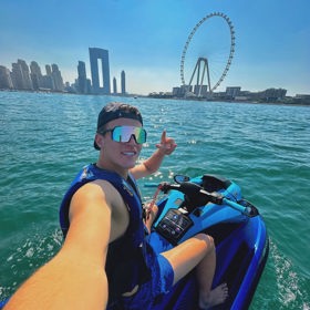 Jakub Menšík na dovolené, kde byl podle všeho se svou partnerkou.