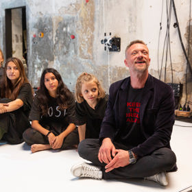 Viktor Tauš spolupracoval na svém projektu Amerikánka se skutečnými dětmi z dětských domovů. 