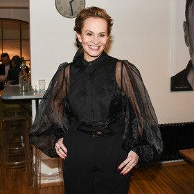 Blůza s výraznými objemnými rukávy hrála v jejím monochromatickém looku ústřední roli.