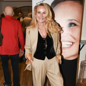 Šik vestičku do svého outfitu zakomponovala i Vendula Pizingerová.