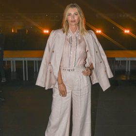 Modelka Daniela Peštová zvolila pudrově růžový kalhotový kostým, který působil velmi žensky a elegantně. Jemné pastelové barvy jsou pro jaro i léto ideální