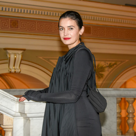 Úspěšná herečka Sarah Haváčová vystupuje s Davidem Prachařem v divadle.