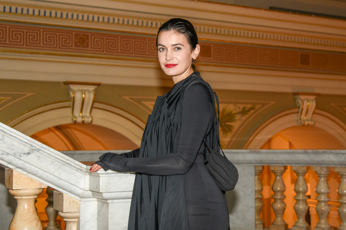 Úspěšná herečka Sarah Haváčová vystupuje s Davidem Prachařem v divadle.