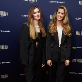 Jana Bernášková se s dcerou Justýnou sladily do černých kalhotových kostýmků.