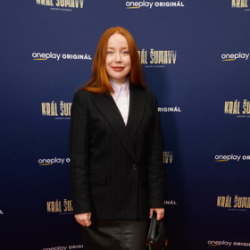 Alena Doláková přišla v černé sukni a černém saku, pod které oblékla bílou košili.